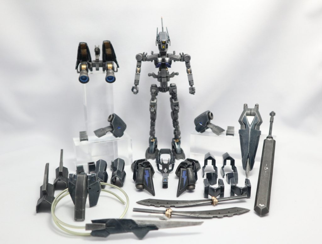 スタティックディスプレイ。今回は外部装甲を外してディスプレイ。
武装は、バスターメイス(柄が伸縮可能)、青龍刀(1対)、テールブレード、2連装120㎜マシンガン内蔵のシールド(衝角を装備)、脛部追加装甲となります。