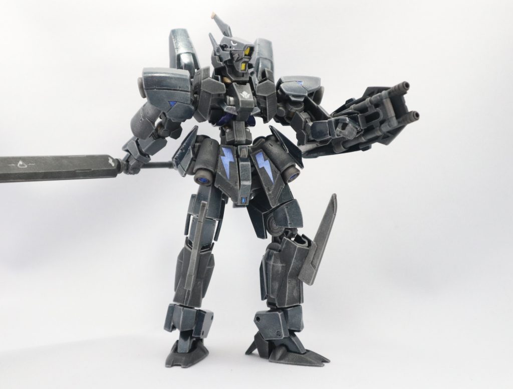 2連装マシンガン内蔵のシールドを構えて。