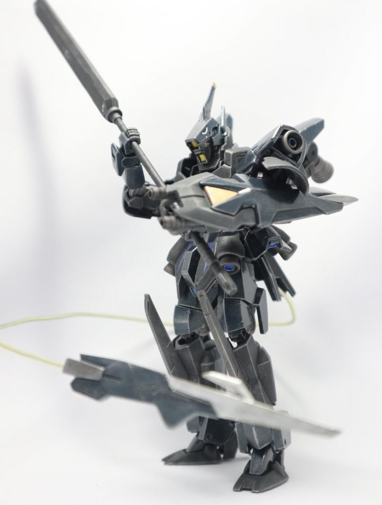 バスターメイスを両手持ちで構えて、テールブレードを展開。