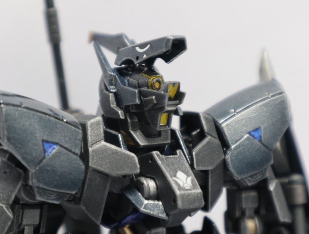 カメラアイ部分はシルバー下地にクリアイエローで塗装。