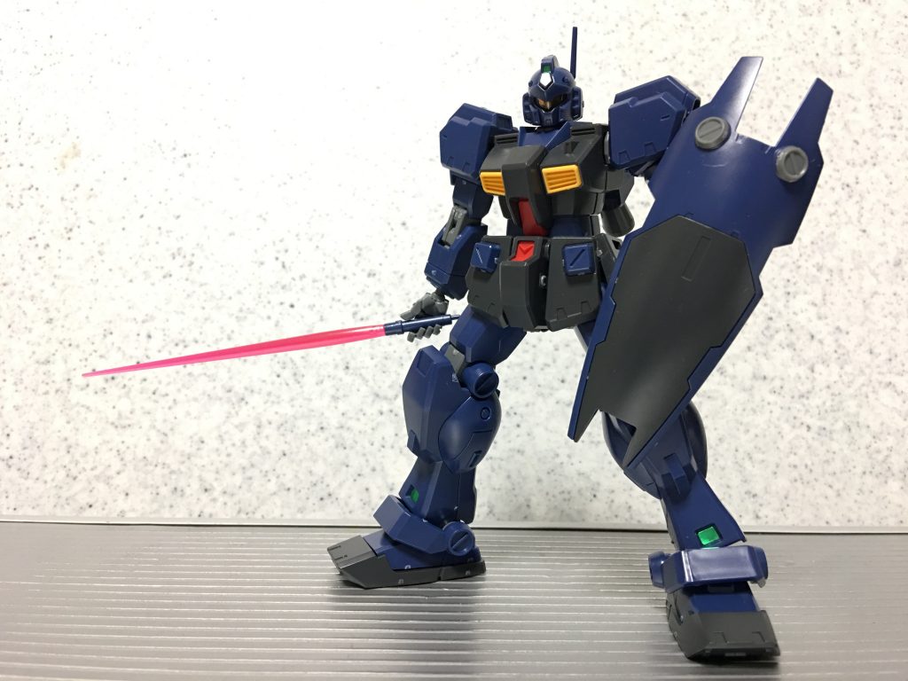 そこで登場するのが非常に重要なジムクゥエルです。(サーベルを持つポーズがキマリます)
ヘイズルシリーズではこの機体にしかない「左の武器持ち手」がついているからです。