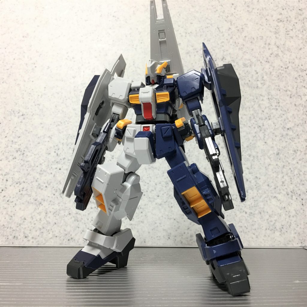 (   。・v・。)ノ これにより武器も含めて完全に左右対称の機体を作ることができました。また、最初の違和感を解消するために左右でカラーリングを入れ替えました。