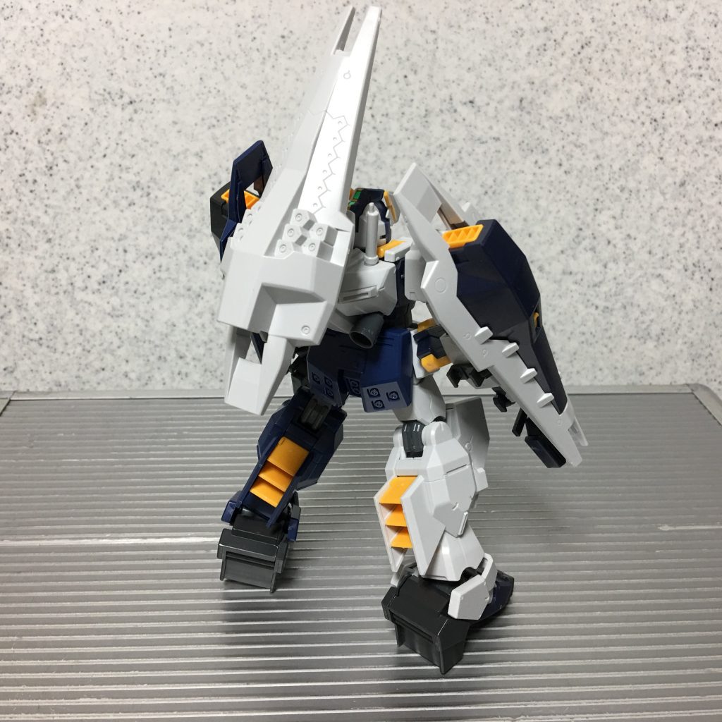 バックショット 強化型シールドブースターは背中に装備です。