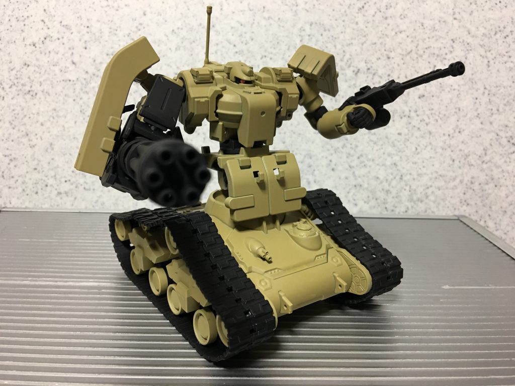 右肩の装甲をティエレンの脚部から持ってくることで、「巨大なガトリング部を防御する盾」のイメージにしています。