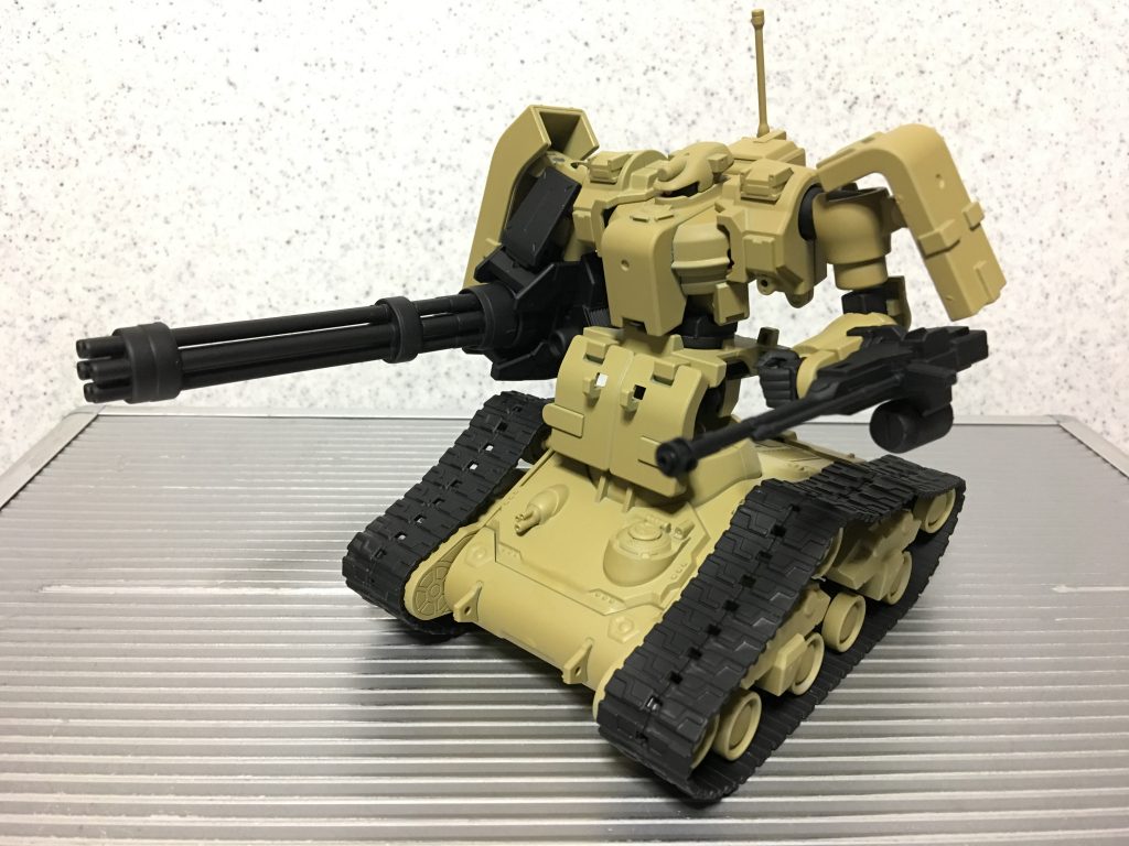 ( 。・v・。)ノ 今回はHGティエレンの上半身とガンタンク初期型の下半身、ジャイアントガトリングをミキシングしました。
色はタミヤの「ダークイエロー」と「マットブラック」です。