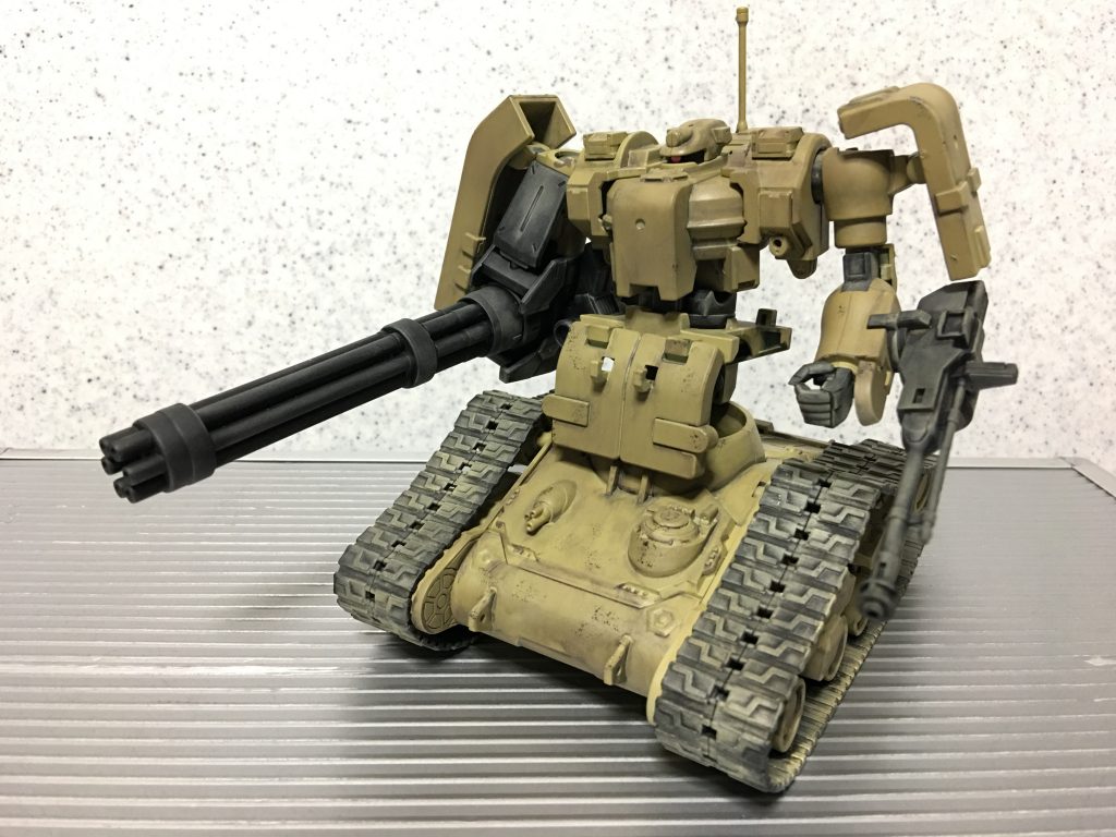 (   。・v・。)ノ 今回はカラーリングがダークイエローということもあり、砂地を想定した汚しを施しました。
具体的にはリアルタッチマーカーでウォッシングし、タミヤのウェザリングマスターで砂汚れを出しています。
少ないですが、スポンジチッピングにも挑戦しています。