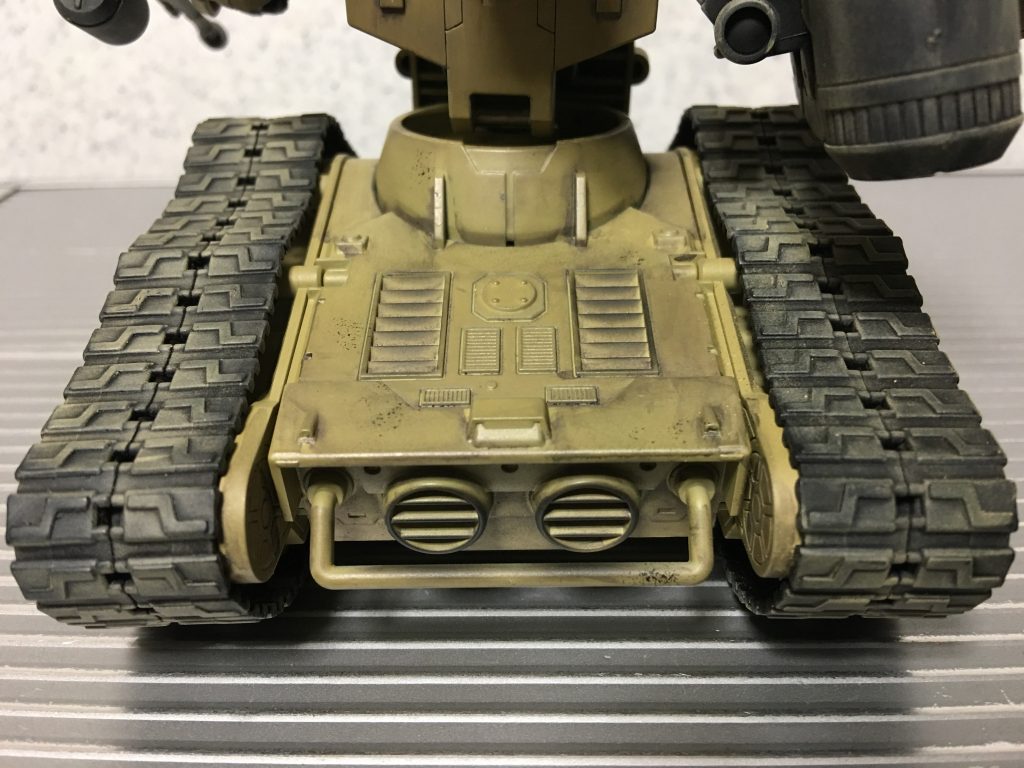 排気口部:スス汚れをつけたり。バーの部分に焦げ目をつけたりのがポイントです。