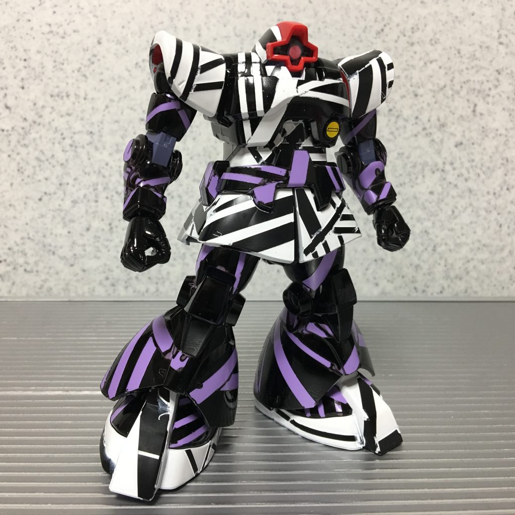 今回はマスキングをした後、ホワイトとブラックで塗装しています。パープルは成形色です。