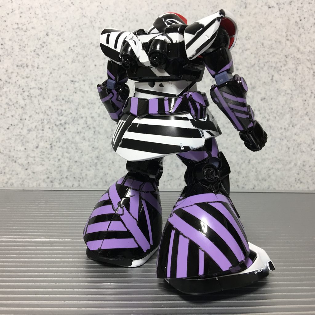 バックショット。できるだけドムの形状がわかりにくいような模様を心掛けましたが、マスキングのわずかな隙間に塗料が入り込み、各部が大失敗に終わっています。
( ノ ; ̄v ̄。) (これはこれで独特な模様なので良しとしてしまいました。)