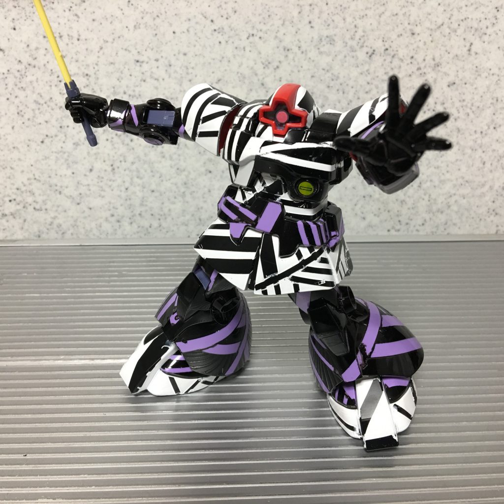 ヒートサーベルでポージング。形状をわからなくするという点では、上半身が特にうまくいったのではないでしょうか。