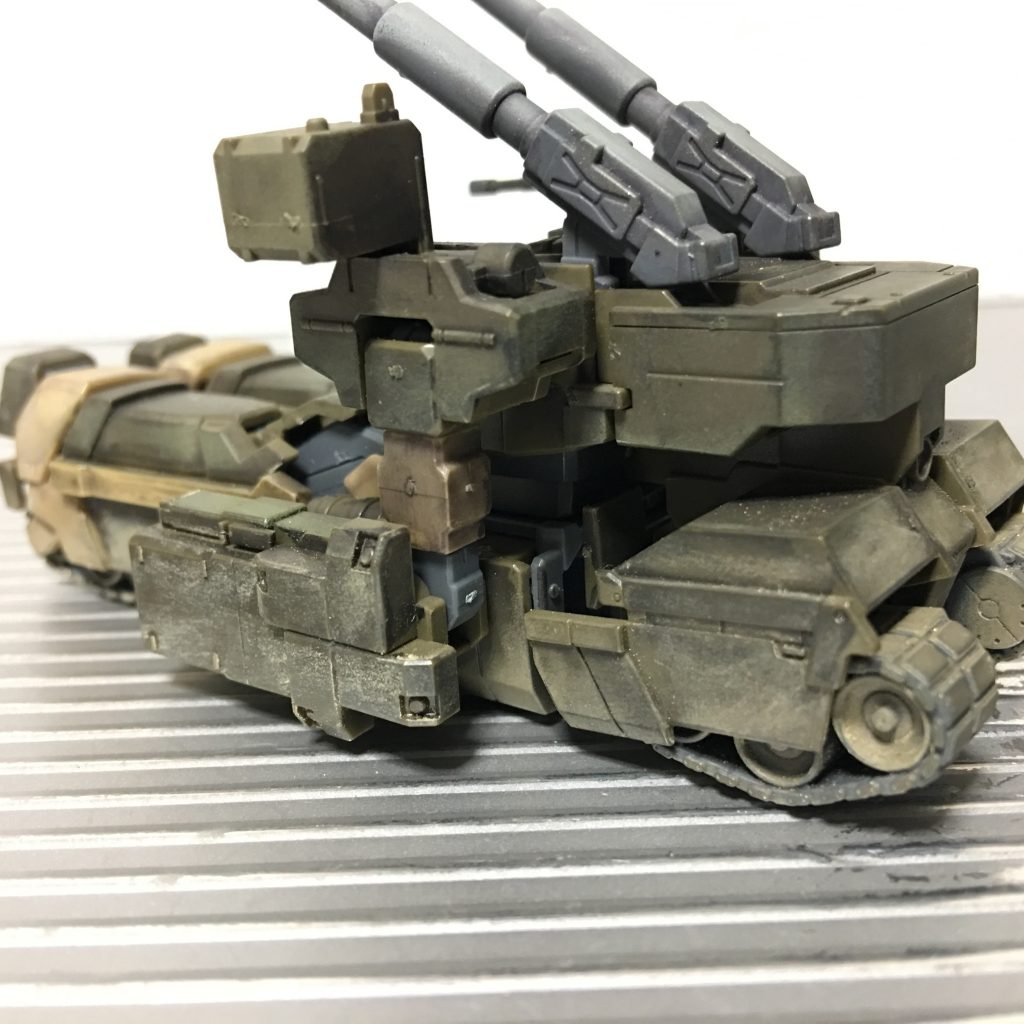 具体的にはリアルタッチマーカーでウォッシングし、ウェザリングマスターを複数使い分けて汚しています。かなり深めのグリーンができました。逆に履帯部はやや明るめの泥汚れにしました。