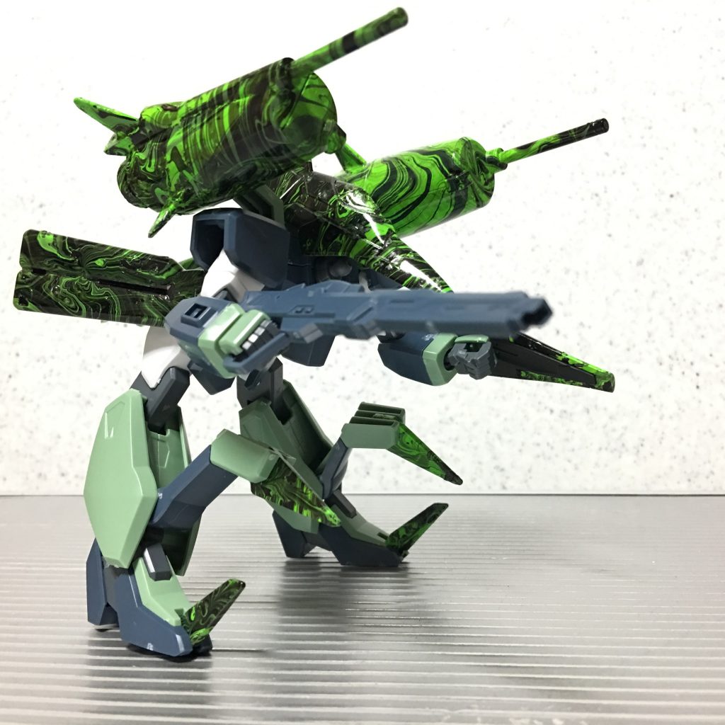 特にMA形態で露出する部分にマーブル塗装を施しています。これにより不気味さをより増しています。