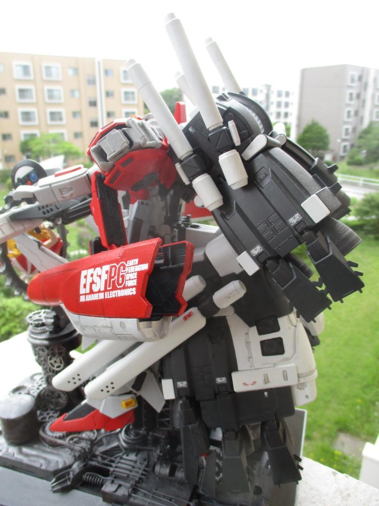 完全無人機なので、推力はマシマシし放題。通常のバックパックと、ディープストライカー用の下部バックパックを装備。