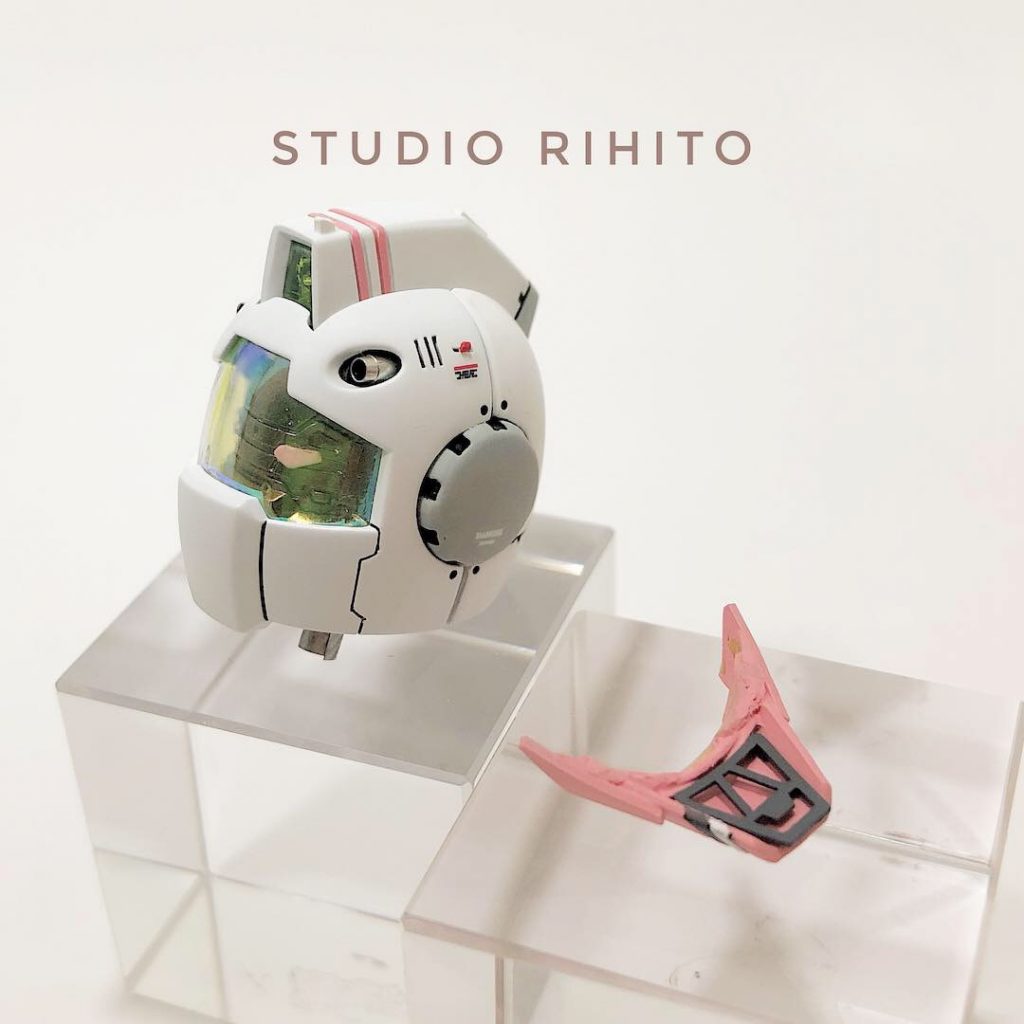 ■ヘルメットバイザー※追記レンといえばうさ耳の帽子ですが、そのまま再現したら単なるキャラ再現になるのでパス。GMのかっこよさを引き立てる何かを模索していたところ、オフロードバイクのバイザーが似合う(≒レンの帽子もつばがある)と感じてスクラッチを行いました。頭のカラーはホワイトなので、ピンク要素と本来あるホワイトのラインを兼ねてピンク色のラインをタガネで彫り込み色分けしました。(これが結構慎重な作業で難しかった)バイザーからチラ見えするツインアイが鋭くなるよう、バイザーの角度は何度もやり直して検討を重ねて今の角度に落ち着きました。最終的にシールドは邪魔になったのと、オフロードバイクヘルメットに見立てるならば不要と判断。内部をそのまま露出することにしました。・オフロードバイクヘルメット風のバイザーをプラ板でスクラッチ・裏面には同じくプラ板でトラス形状フレームを製作し、若干浮かせて取付・先端はフレームがわずかにはみ出るようにし、裏側も作り込んでいることを主張しました・最終的にシールドは不要と判断