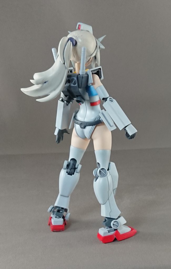 お腹を赤にするか悩みましたが、あえて白にしました。