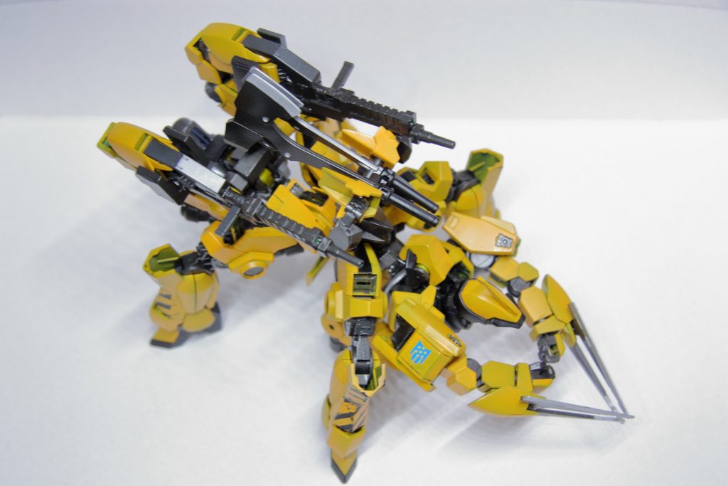 一応、右肩には紋章のデカール貼ってます(この塗装では違和感ですが…)
追記:
 グレイズ開発の中で産まれた多足歩行タイプ、四脚でリアクターは前後に二機搭載しています
 実践投入前に重機的な運用をされ、急遽実践に廻された為、ボディカラーが… って設定です