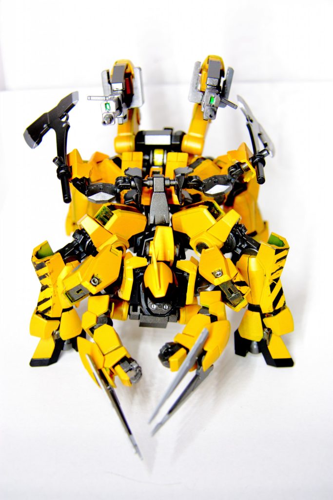 腰のアームはアックスをマウントするために付いていて、稼働中は邪魔にならないように&手に持つのに取れるようにサポートの意味合いで動く設定です