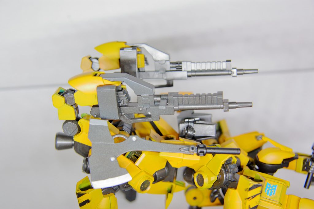 基本、武器はグレイズと共通で流用する事を前提とした器機なので腕をグレイズのまま前面と後部に配置して、主に後部は飛び道具用かなと