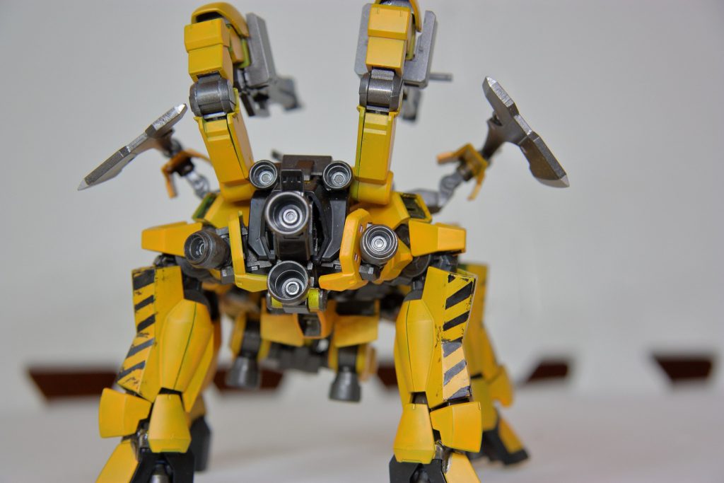 機体後部はブースターの多くを配置しました
下部には四本の足の土踏まずと前部分にブースターを配置して、浮かせて押す感じで高速移動も視野に入れてます