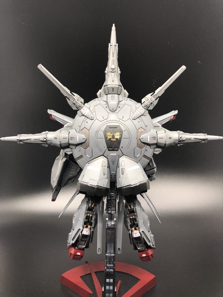 バックパックが非常にデカイ。手のひらを一杯に広げても全然足らないくらいデカイ