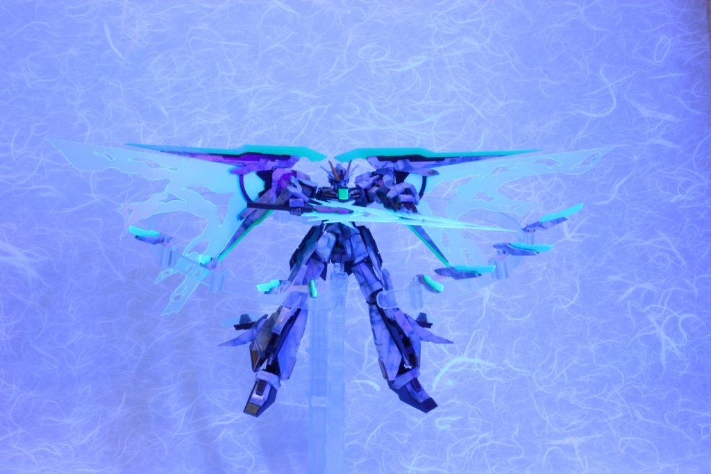 -GNウイングビット-
粒子熱変換伝導刃を備えたビットを展開。
ビットを射出することで、GNフェザーと同様の効果をもつ光の翼を展開することが可能になります。