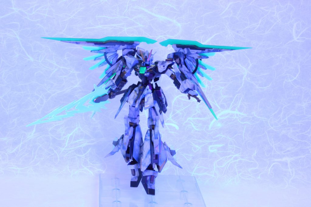 こうです！
コンデンサと大理石塗装の下地の蒼が光り輝きます。蛍光塗料で表現しています。