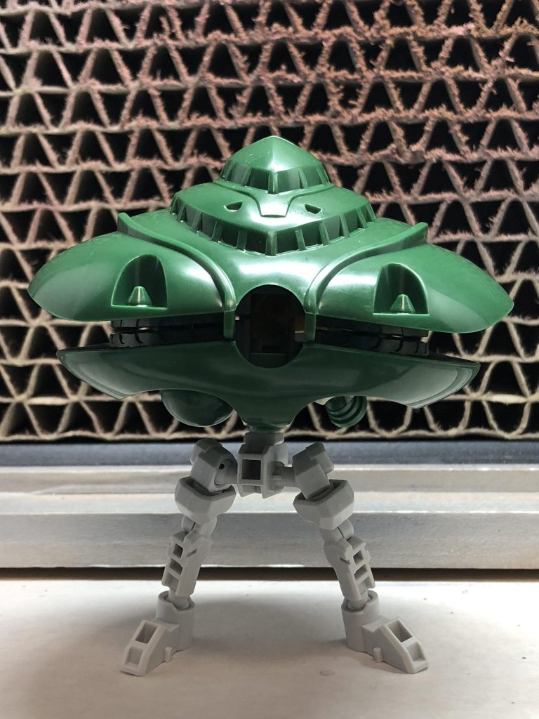 制作中。ボディ下部に切り抜きをつくって、まだ両面テープで仮組みしてテストしているところです。

普通に自立してます。案外ビグザムっぽい・・・？