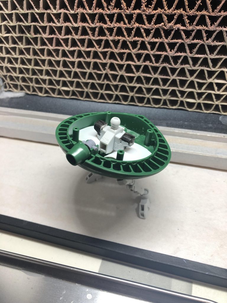 内部はこんな感じ。プラ板で脚の穴を塞いでるだけです。上半身はSDフレームのあまりものを使ってます。LEDユニットはクレオスのCR1220のものをそのままスペースに押し込んで、スイッチはパカっとあけて動作させていますｗ