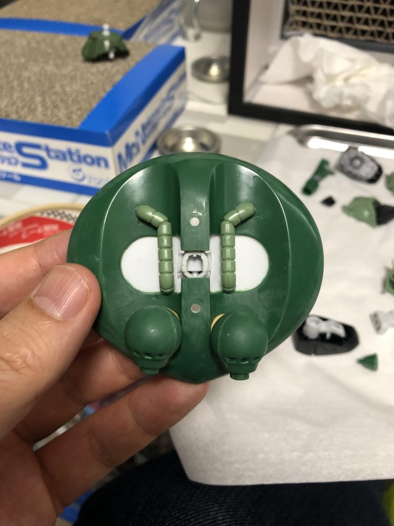 裏側はこんな感じ。スカスカすぎるのと、斜めから股関節が丸見えになるのでザクの腰部動力パイプをカットして装飾。ビグザクだから動力パイプあってもよいはず！