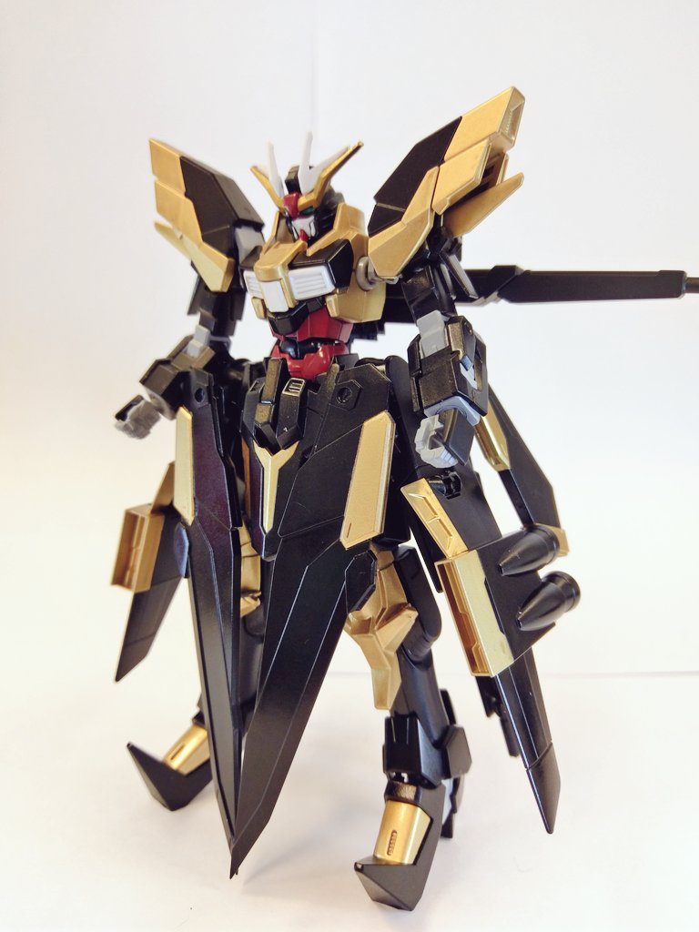 まずは本体のノワールシュバリエガンダム。意味は黒騎士で、ドイツ語でシュバルツリッターなのをフランス語に変換してノワールシュヴァリエにしました。
頭はラブファントムでシュバルツリッターのツノをくっつけてます。腕はデルタカイで、足首はラブファントム。胴体や腰と足はシュバルツリッターを使っています。シュバルツリッターの腰のサイドアーマーにはMSGのキラービー(?)のやつとラゴゥの羽を付けてます。
シュバルツリッターのサイドアーマーをスカートのように伸ばしてフロントスカートにもなったりするようにしました。