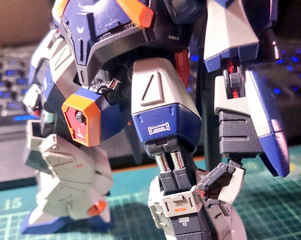 シリンダー周りは塗装するにもプラ棒や市販パーツで置き換えるのも大変そうだったのでガンプラに付属しているシールの余白を切り出して貼り付けました。