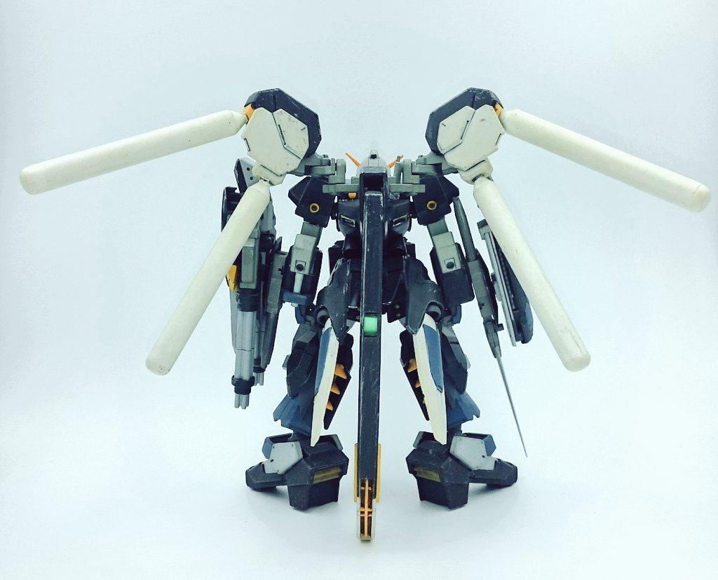 リアビュー
バックパックは市販パーツを使ってプロペラントタンクを増設しています。
着脱は当時の技術不足もあり固定になっております。