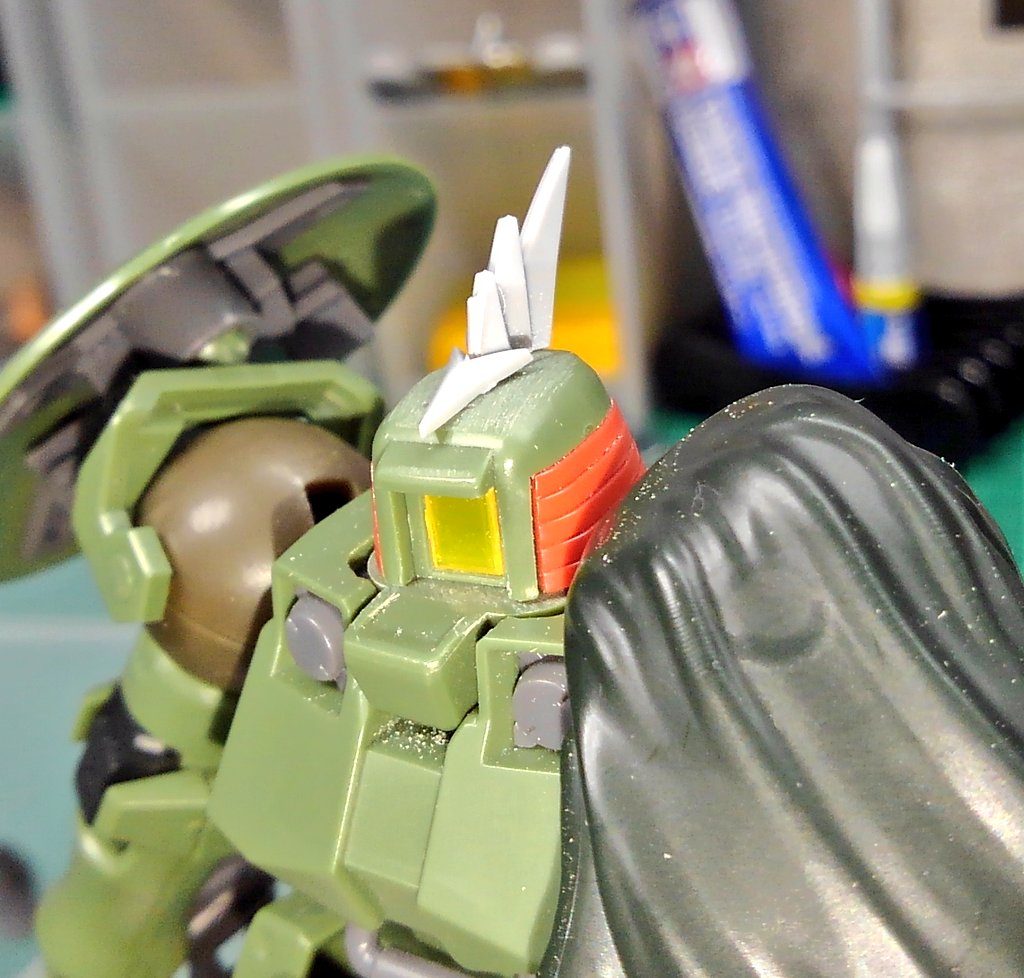 頭部はリーダー機らしくアンテナを追加。