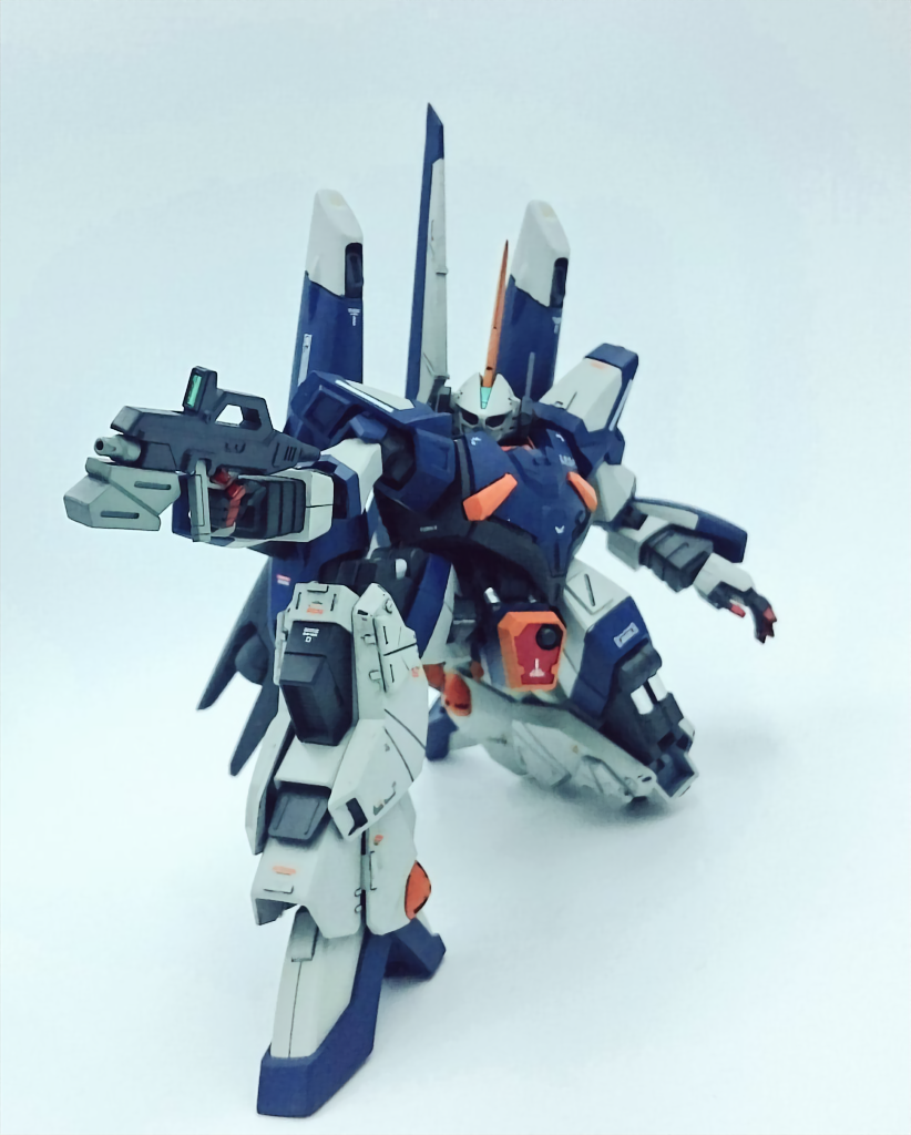 アクション②
可動が優秀なので立ち膝も楽に出来るのがいいですね。
ライフルはヘイズルから拝借しています。