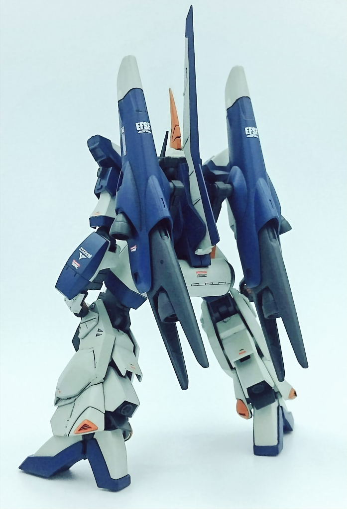 リアビュー
バックパックはノーザンポッドをベースにキマリスブースターをミキシングしています。
推進材が不足しそうだと思ったのでゼクアインのバックパックからプロペラントタンクを移植しています。