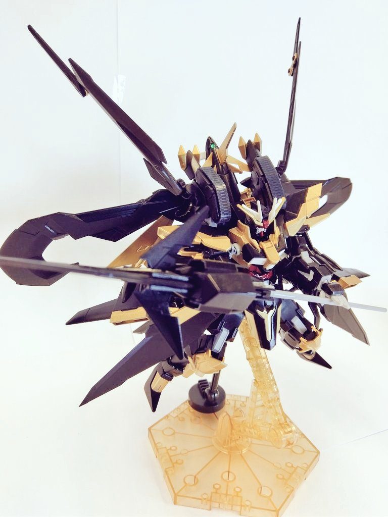 羽根を展開してブンドドショット。
ミラージュシュバリエは合体と分離を使い分けて戦います。