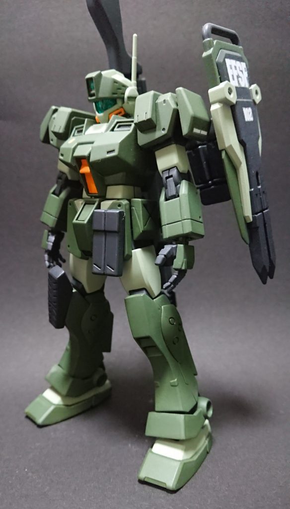 HGUCジム・スナイパーⅡを改修。
肩をEz-SRに交換、腰フロントアーマーと右膝に装甲を追加しました。
