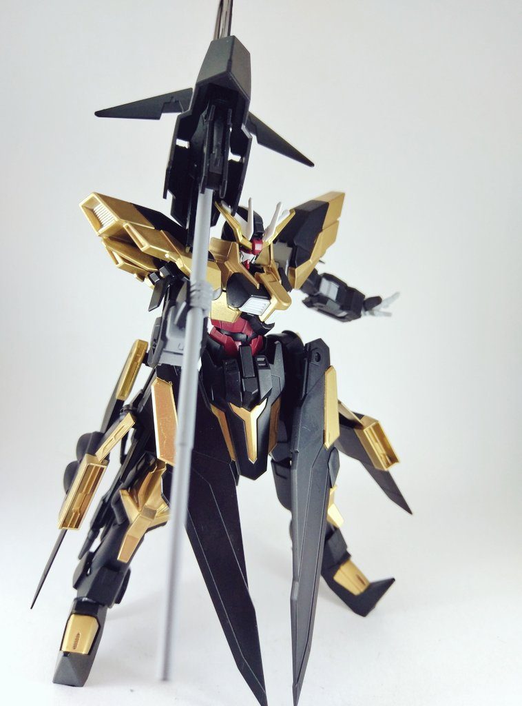 大剣を担いだだけ。ベースがシュバルツリッターなだけに可動が良いです。
シュバルツリッターを利用してるので稼働は素晴らしいです!