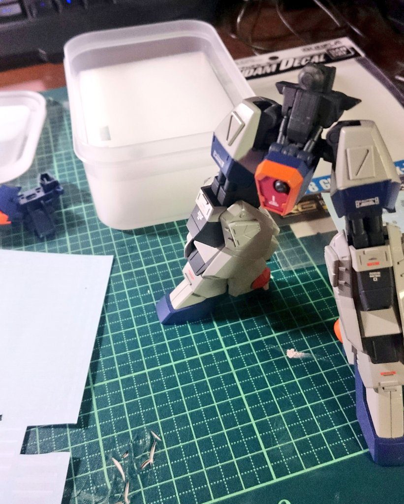 デカールの段階です。
どのくらい貼れば見映えが良くなるのか逆に悪くなるのか、境目が難しいですね。
今だともう少し貼ってもよかったかもと思っていたり