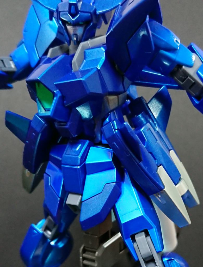 タイトル通り、キャンディ塗装とメタリック塗装をしてます。
以前よりそれぞれどれだけ違うか気になっていましたが
テストピースで比較するのは面倒でやってませんでした。
(それだけやるのにエアブラシを持ち出すのが面倒で…)
ですが、福袋に入っていたアルクを積んでしまってたのがあり
ちょうど良いと思ってやってみました!
キャンディ塗装:シルバーの上にクリアブルー(クレオスC50)
メタリック塗装:メタリックブルー(クレオスC76)
当たり前ですが、やっぱり違いますね!
手間はかかるものの、個人的にはキャンディ塗装のほうが
発色の仕方が好みです。