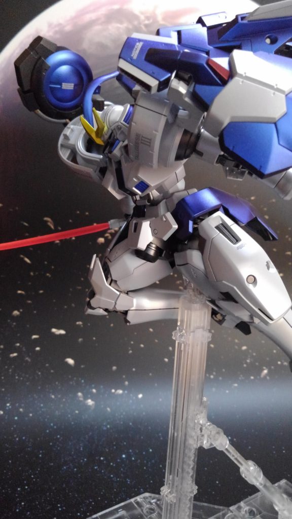 カラーレシピ
外装のホワイトは「クレオスの瓶入りサーフェイサー1500グレーに、クレオスのGXクールホワイトを1瓶入れたら隠蔽力と次に塗るホワイトの発色を助けてくれるかも？」と思い、この2種類を1瓶ずつ混ぜたら思いの外、良いホワイトが出来たので、塗布後にガイアノーツのパールシルバーを吹き付けました。
ブルーはガイアノーツのプリズムメタリックブルーバイオレット。
肩の球体、手、つま先と踵、メガキャノンはガイアノーツのスターブライトアイアンの上からクレオスのGXクリアブラックでコーティングしてます。
シールドの赤いパーツはクレオスのシルバーの上からGXディープクリアレッドを塗布してます。
アンテナはクレオスのシルバーの上から同じくクレオスのクリアイエローでキャンディ塗装。
内部フレームはガイアノーツのフレームメタリック[1]を使用してます。
ビームサーベルはクレオスとガイアノーツの蛍光ピンクを1：1で調色して塗装しました。
トップコートはクレオスのスーパークリアーⅢ。
スミ入れはタミヤのエナメル塗料のジャーマングレーに少量のホワイトを混ぜてホワイトの外装パーツのモールドのみに行っています。