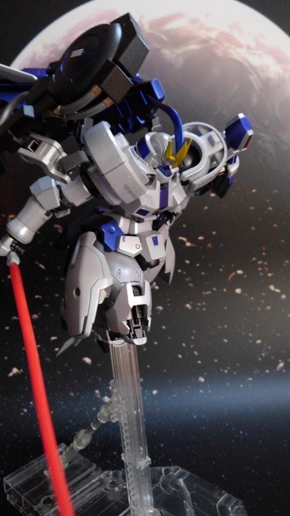 アンテナ中央のヒシ形部分をトサカに沿うように削り込みました。