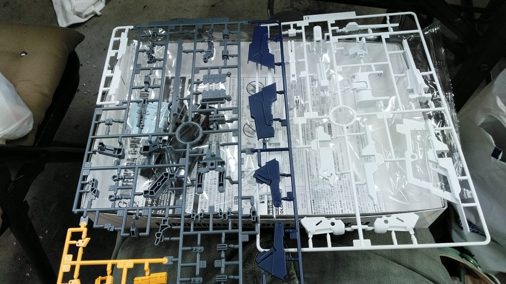 今回は秋葉原工作室でさくっと（とはいえヘイズル改本体も含め３時間半）･･･なのでいつものランナー写真は撮っていません。とはいえこちらで雰囲気は伝わるでしょうか。ランナー２枚とＢＡ－０。グレーの部分はもちろんＫＰＳ。ＦＧは付録のため白単色でした。※なお、以下主に「AOZ」の小説本編をもとにした活躍・機体バリエーションなどを紹介しています。電撃ホビーマガジン連載時・現行設定とは若干異なる部分もあります。ご了承ください※