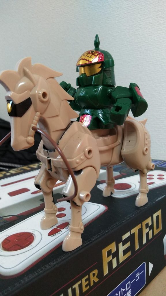 改造箇所は、旗以外だと、足を切り飛ばして短くしたくらいですかね〜
そのままだと、馬に乗ってるというよりは鐙(あぶみ)に立ってるって感じで騎乗感がなかったので。