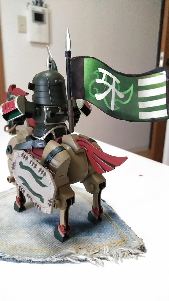 旗は説明書に印刷されたものを切り取って使う仕様…でしたが、箱絵のものを切り取って貼り付けました。
一回り大きくなり、風になびいた造形も相まって大変良い感じ。
ただし当然裏側は真っ白なので…