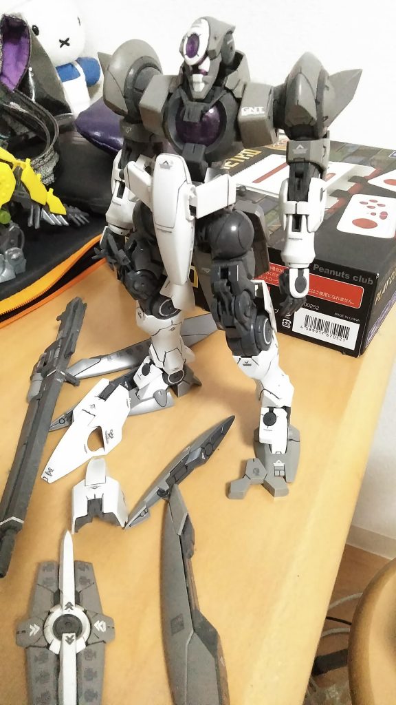 そもそもなんで改造したかというと、8年くらい前に素組して飾っておいたジンクスが棚から落ちてバラけてしまいまして。