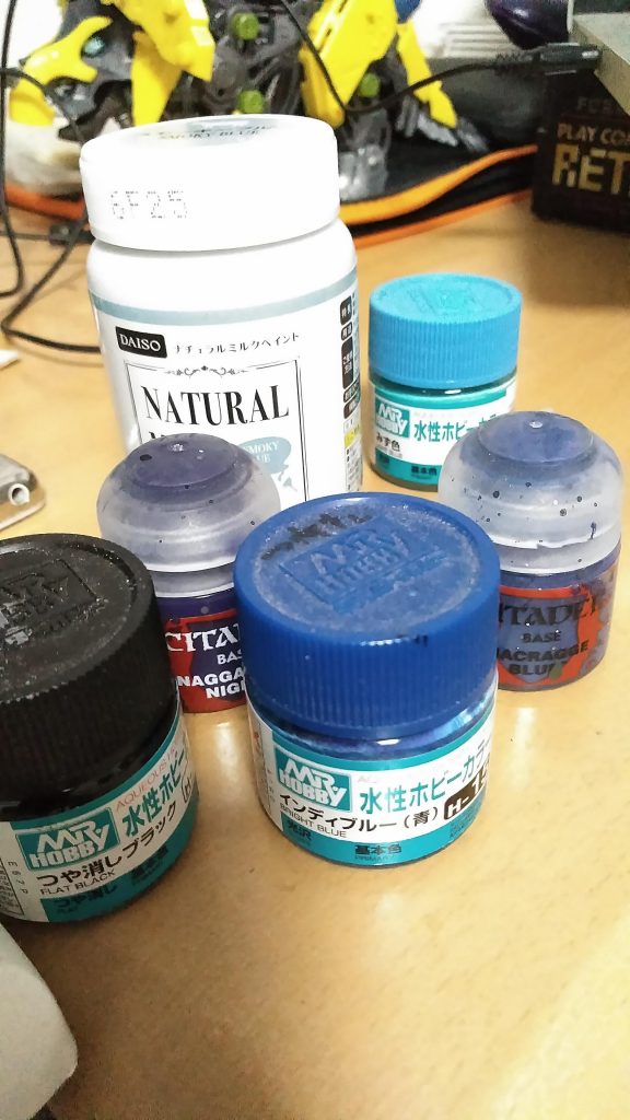 思わぬ工程となった調色は、つや消しブラックに各種青・紫をひたすら混ぜていくという……
やり方として正しいのかといえば多分違うんでしょう(¯―¯٥)
