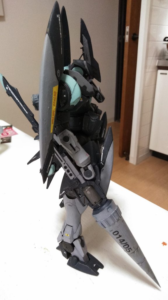 しかし今回は初めての試みとして、調色にチャレンジしました!
全身のダークブルーを塗るのに紺色もミッドナイトブルーも切らしてて、そんなら自分で作ってみるか?と。