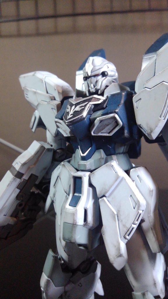 胴体まわり。

袖つきの模様を筆で塗りましたが、私には難しかったです。