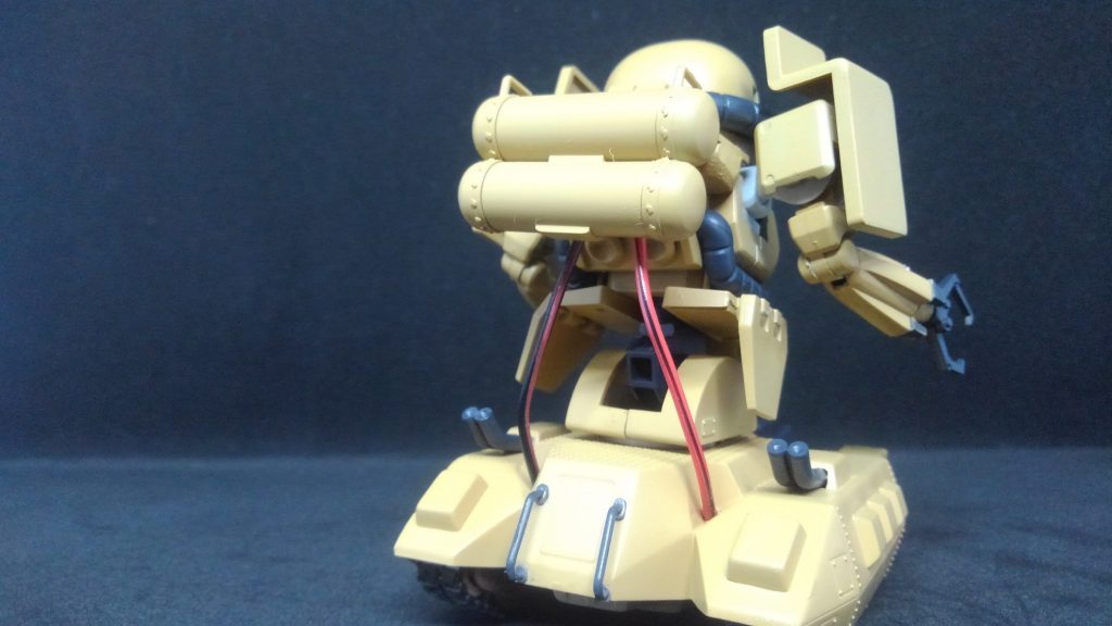 後ろから見ると配線が目立つ…